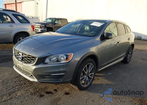 2018 Volvo V60 Cross Country T5 z USA, uszkodzony, nr VIN YV440MWK3J2044997